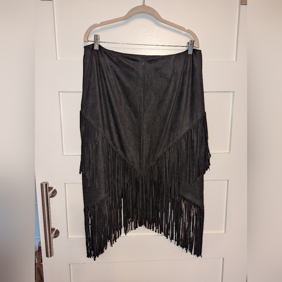 Chicos high-low fringe skirt with zipper back. Chico's size 2.5 or size 14 - Picture 4 of 6